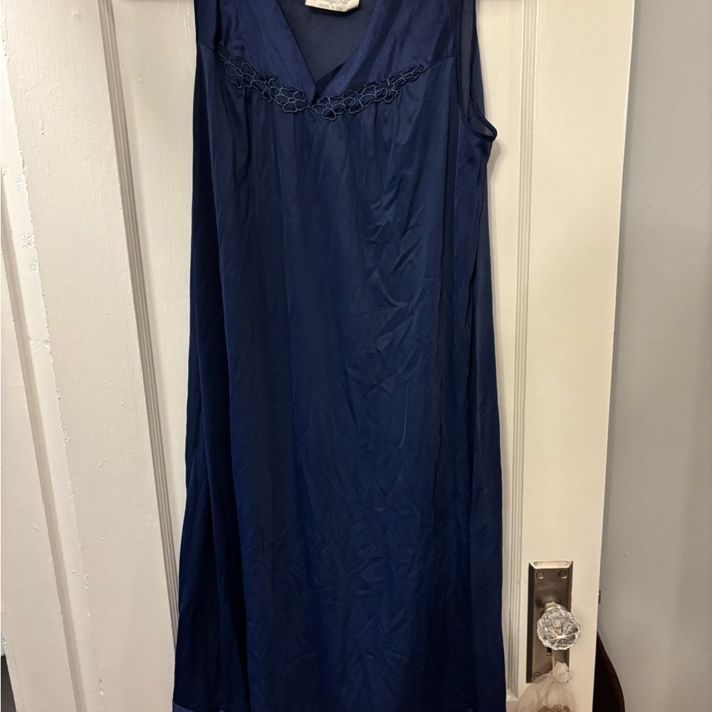 Elegant Vanity Fair Navy nightgown and robe - Picture 4 of 6